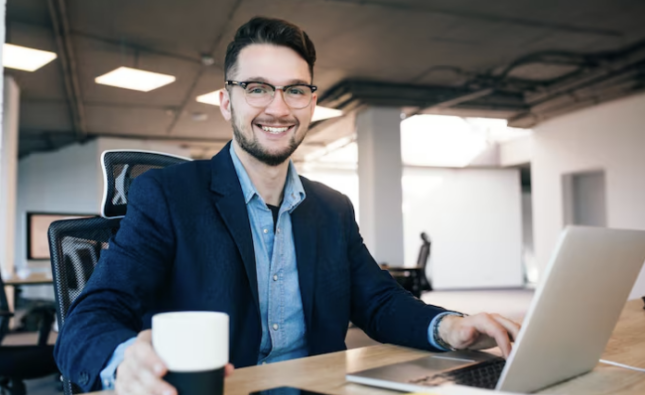 Salud masculina en la oficina: cuidarte también es parte del trabajo. 